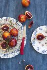 Naranjas de sangre en platos decorativos - foto de stock