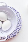 Weiße Eier im Sieb — Stockfoto