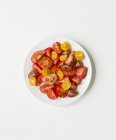Томатний салат на тарілці — стокове фото