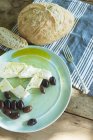 Käse und schwarze Oliven — Stockfoto