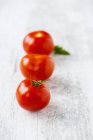 Tomates rojos maduros con hoja - foto de stock