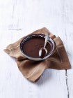 Schüssel mit geschmolzener Schokolade — Stockfoto