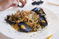 Spaghetti pasta with mussels — Stock Photo