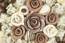 Nahaufnahme Draufsicht auf cremige Schokoladenblüten Arrangement — Stockfoto