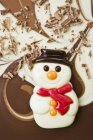 Крупним планом вид на шоколадного сніговика і крихти — стокове фото