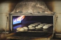 Pan sin levadura en el horno - foto de stock