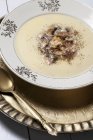 Грибной суп в тарелке — стоковое фото