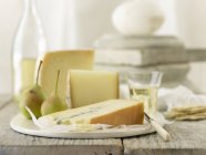 Slices of cheese with pears — Stock Photo