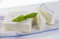 Fromage feta et basilic — Photo de stock