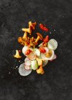 Cogumelos Chanterelle com rabanete fatiado e rábano, pepino e pesto vermelho — Fotografia de Stock