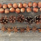 Vue rapprochée d'un arrangement automnal de noix, de cônes de pin et d'anis étoilé — Photo de stock