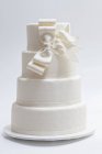 Свадебный торт с белым бантом — стоковое фото