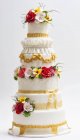 Pastel de boda decorado con flores de azúcar - foto de stock