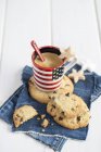 Primo piano vista dei biscotti con gocce di cioccolato con espresso — Foto stock