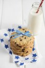 Chocolate chip cookies tied with bow — Stock Photo