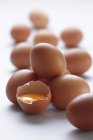 Huevos pardos con huevo agrietado - foto de stock