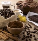 Primo piano vista di caffè in polvere, fagioli e cioccolato disposizione — Foto stock