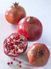 Frische Granatäpfel mit der Hälfte — Stockfoto