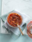 Tigela com sugo de tomate — Fotografia de Stock