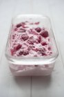 Ванна с замороженным йогуртом — стоковое фото
