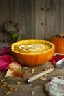 Herbstliche Kürbissuppe in Kürbis serviert — Stockfoto