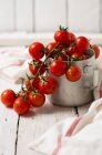 Свіжовимиті лозові помідори — стокове фото