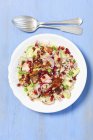 Кус-салат з смаженим лососем — стокове фото