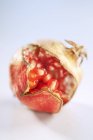 Frischer gebrochener Granatapfel — Stockfoto