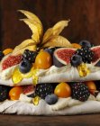 Pavlova con frutas y miel - foto de stock