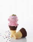 Полуничне морозиво в конусі — стокове фото
