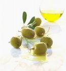 Grüne Oliven und Olivenöl — Stockfoto