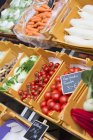 Gemüse in Kartons auf dem Markt — Stockfoto