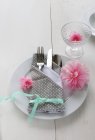 Eine Tischdekoration mit einer Serviette, gefaltet als Bestecktasche, dekoriert mit Nelken aus Papier — Stockfoto