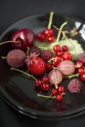 Літні ягоди на тарілці — стокове фото