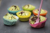 Muffins de pistache cheios de chocolate — Fotografia de Stock