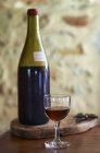 Vista de cerca de Calvados en una botella y un vaso - foto de stock