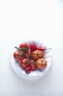 Chillis e tomates frescos — Fotografia de Stock