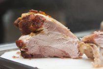 Нарезанная жареная свинина — стоковое фото