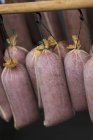 Сирих ковбас, висячі — стокове фото