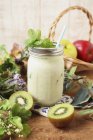 Kiwi et boisson au yaourt — Photo de stock