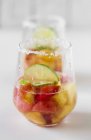 Colpo di frutta in un bicchiere — Foto stock