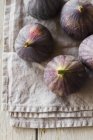 Figs on linen cloth — Stock Photo