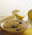 Gâteau au citron aux myrtilles et sucre glace — Photo de stock