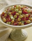 Салат из гороха с помидорами и красным луком на стойке — стоковое фото