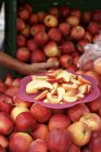 Яблоки и ломтики для дегустации — стоковое фото