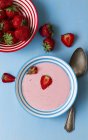 Gros plan vue de dessus de la crème de fraise et des fraises fraîches — Photo de stock