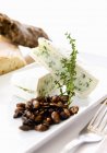 Brie with glazed nuts — Stock Photo