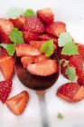 Erdbeeren mit Löffel und Blättern — Stockfoto