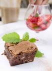 Brownie de chocolate servido y fresas marinadas - foto de stock