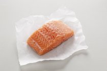 Filete de salmón fresco - foto de stock